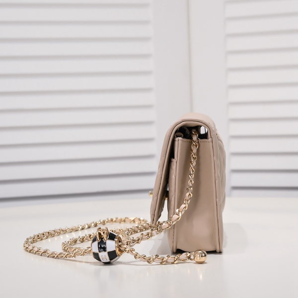 シャネルバッグ背面デザイン